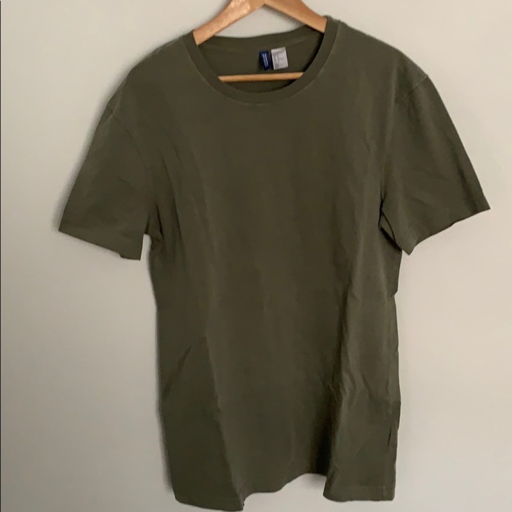 H&M Divided khaki green t shirt - size medium